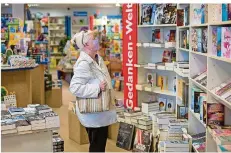  ?? FOTO: OLIVER DIETZE ?? Deutlich ruhiger lief der erste Tag nach der Wiedereröf­fnung in der Homburger Buchhandlu­ng Welsch an.