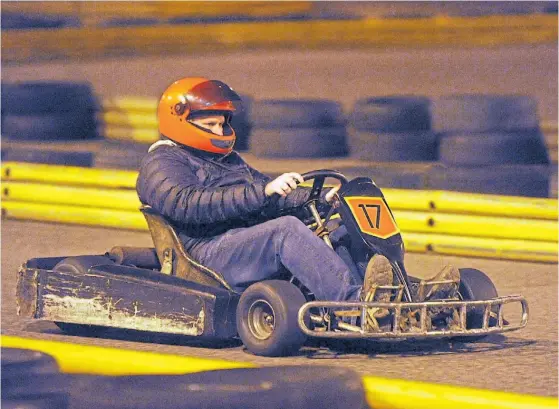  ?? FOTOS: GUILERMO RODRÍGUEZ ADAMI ?? Freno y acelerador. El cronista en la pista. Adrenalina sobre el karting más allá de la posición.