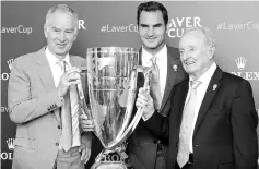  ?? - AFP photo ?? (L-R) US tennis legend John McEnroe, Swiss player Roger Federer and Australian tennis legend Rod Laver pose with the Laver cup in Wimbledon, south west London on June 29, 2017.The Laver Cup is a new competitio­n in men’s tennis that pits European...