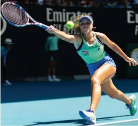  ?? ASANKA BRENDON RATNAYAKE/THE NEW YORK TIMES ?? STRETCHING TO THE FINAL: Sofia Kenin returns the ball against Ashleigh Barty during their match on Thursday.