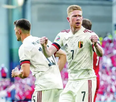  ?? AP ?? Kevin De Bruyne celebra su gol a Dinamarca, el que culminaba la remontada de Bélgica