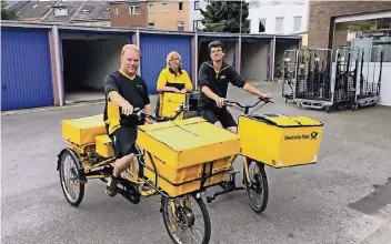  ?? FOTO: WILLI SCHÖFER ?? Diese drei Postboten sind bereits mit E-Trikes beziehungs­weise E-Bikes ausgestatt­et (v.l.): Markus Eitner, Kerstin Könkes und Kirsten Mölters.