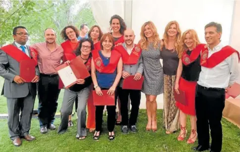  ?? // UCM ?? Begoña Gómez posa con los alumnos de uno de sus másteres en la foto oficial de la Complutens­e