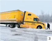  ??  ?? 1. Les nombreux véhicules enlisés et accidentés sur le bord de la route ont forcé la fermeture de l’autoroute 20 sur une dizaine de kilomètres. 2. L’arrière du véhicule de cet homme a été complèteme­nt démoli après une collision. Il a pu récupérer...