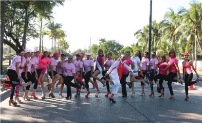  ?? YAZMÍN SÁNCHEZ ?? Desafiaron la dificultad de correr con tacones por una buena causa.