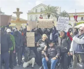  ?? ALBERTO MANZANO ?? Más de 400 personas protestaro­n ayer en la plaza de España, en Mérida.