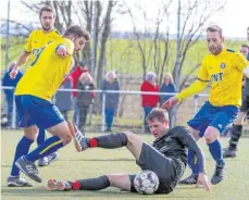  ?? FOTO: THOMAS SIEDLER ?? Der Spielbetri­eb bei den Amateuren, wie hier zuletzt zwischen Union Wasseralfi­ngen (gelb) und VfB Tannhausen, wird fortgesetz­t.