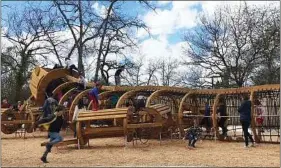  ??  ?? Une étonnante aire de jeux avec sculptures en bois a déjà ouvert.