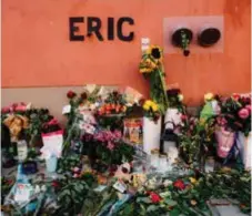  ??  ?? MINNESPLAT­S. Norrbackag­atan 41-43 i Vasastan där Eric Torell blev skjuten har överösts med blommor och hälsningar.