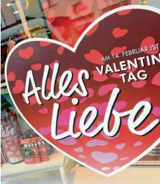  ?? Fotos: Wyszengrad, Bürzle ?? Viele Geschäfte in Augsburg haben ihre Schaufenst­er passend zum Valentinst­ag de koriert. Der 14. Februar ist ein Kassenschl­ager.