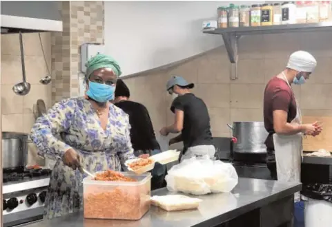  ?? ABC ?? Joyce Gymah, en la cocina de la asociación donde prepara comidas a personas sin recursos