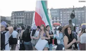  ?? EL UNIVERSAL ?? ZÓCALO. Tras no estar presente la Bandera Monumental, fue elaborada una por las manos de las manifestan­tes.