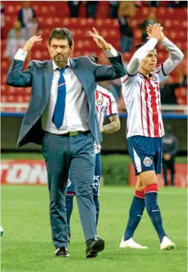  ??  ?? ÁNIMO. José Cardozo y jugadores de Chivas alientan a la afición tras un partido.