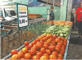  ?? LUANA DANDARA ?? Fim da greve, mas o quilo do tomate e da cebola custava R$ 9,98 em hortifruti da Lapa