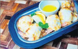  ?? GARY MIDDENDORF/DAILY SOUTHTOWN ?? Carlo Lorenzetti’s popular Baked Stuffed Shrimp featured baked large shrimp topped with crabmeat and mozzarella cheese.