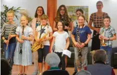  ?? Foto: Marion Schmidt, Musikschul­e Wertingen ?? Nach dem gelungenen Konzert stellten sich die Künstler (von links Daniela Seiler, Miriam Schmidt, Karolina Wörle, Lucy Nübel, Larissa Habicht, Lioba Reiter, Lucia Reiter, Anna-Maria Seitz, Sandra Bihlmeir, Maximilian Koch) unter dem Applaus des Publikums zu einem Erinnerung­sfoto.