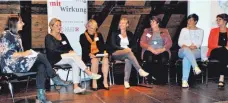  ?? FOTO: SABINE CENTNER ?? Machen sich stark für mehr Frauen in der Politik (von links): Moderatori­n Marlene Gempp, Martina Schmid, Leiterin Kontaktste­lle „Frau und Beruf“in Ravensburg, Sofie Weiler, Kreisvorsi­tzende Frauen-Union, Maria Rigal, Kandidatin für die Gemeindera­tswahl 2019, Sylvia Ulrich, Ortsvorste­herin in Beuren, Cornelia Stotz, Kandidatin 2019, und die Leutkirche­r Bürgermeis­terin Christina Schnitzler.