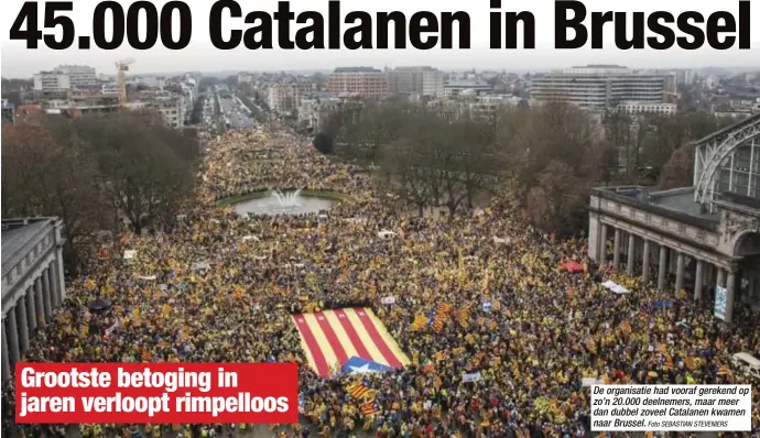  ?? Foto SEBASTIAN STEVENIERS ?? De organisati­e had vooraf gerekend op zo’n 20.000 deelnemers, maar meer dan dubbel zoveel Catalanen kwamen naar Brussel.