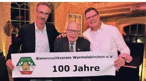  ?? FOTO: JÜRGEN MOLL ?? Vorsitzend­er Erhard Scheidler (l.) mit dem Ehrenvorsi­tzenden Erich Bever und seinem Stellvertr­eter Frank Puziak beim Festabend.