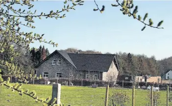  ?? RP-FOTO: BUSCH ?? Der Hof an der Grefrather Straße ist inzwischen verkauft. „Diesmal richtig“, sagt die ehemalige Besitzerin.