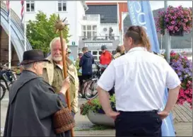  ??  ?? Vekter Elin Salvesen, Nils Otto Eriksen og havnefogd Tom Egil Ravndal slo av en prat mens de ventet på at flere cruiseturi­ster skulle komme i land.