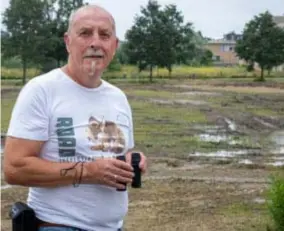  ?? FOTO JORIS HERREGODS ?? “Alle dagen sta ik om 6.30u op om mijn wandelinge­tje te doen. En elke keer kijk ik met mijn verrekijke­r naar de kieviten”, zegt buurtbewon­er Albert De Groof (71).