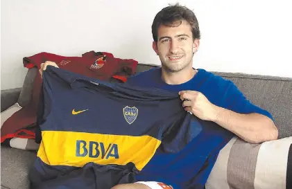  ?? FABIAN GASTIARENA ?? En azul y oro. Manuel Matas no puede ocultar su amor por Boca y por Carlos Tevez.