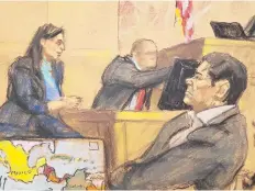  ??  ?? Joaquín El Chapo Guzmán escucha las declaracio­nes durante el juicio en su contra y en ocasiones desvía la mirada hacia su esposa, Emma Coronel.