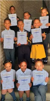  ??  ?? Die gr. 1 tot 3-leerders is voor, van links: Clementia Mowers, Khelsea Joubert en Alexe Mooi. Middel: Lekyle Behr, Elzane October en Liberty Markgraaf. Agter: Ethan du Preez, Areesha Meyer en Shandre April.