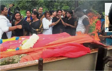  ??  ?? In grief: Family and friends of Sameera (inset) wailing as they cremate her body at the Hindu crematoriu­m in Karak.