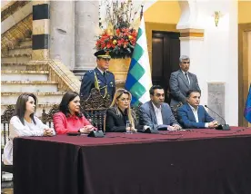  ?? AFP ?? Presidenta interina de Bolivia, Jeanine Añez en compañía de parte de su gabinete.