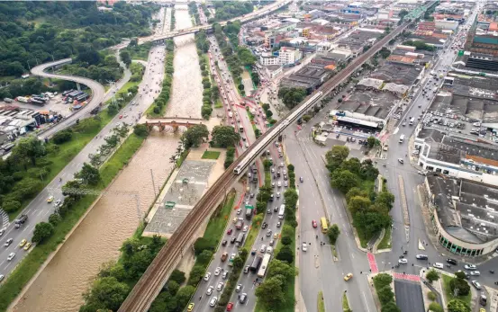  ?? FOTOS JUAN DAVID ÚSUGA ?? El cierre de la calzada oriental de la avenida Regional, desde el 12 de noviembre pasado, por la construcci­ón de la fase 1B de Parques del Río, ocasiona nuevas congestion­es en hora pico en este eje vial del Valle de Aburrá, pese a que el proyecto mantiene los cuatro carriles para la circulació­n sobre la vía. El tránsito por el soterrado se habilitarí­a en febrero de 2019.