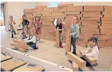  ?? FOTO: MARKUS RICK ?? Kinder des Städtische­n Familienze­ntrums Pesch haben in der Pfarrkirch­e St. Marien eine Arche Noah gebaut.