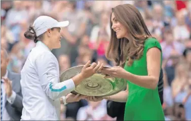  ??  ?? Kate Middleton, duquesa de Cambridge, entrega el trofeo de campeona de Wimbledon a Ashleigh Barty.