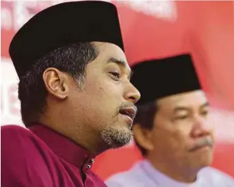  ?? PIC BY HAZREEN MOHAMAD ?? Former Umno Youth chief Khairy Jamaluddin has been alleged to have formed a pact with party acting president Datuk Seri Dr Ahmad Zahid Hamidi to ensure his political survival.