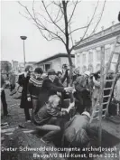  ??  ?? Aktionskün­stler Beuys: "7000 Eichen" bei der documenta 7 1982