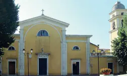  ??  ?? L’esterno della chiesa di San Pietro Apostolo ad Avenza