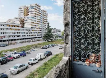  ??  ?? Scampia, l’altra faccia Le Vele diventate simbolo dell’altra città, quella delle periferie sconfinate e senza controllo