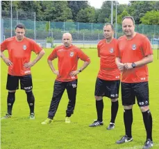  ?? FOTO: HORST HÖRGER ?? Ulms Cheftraine­r Holger Bachthaler (rechts) sieht noch ein paar Defizite im Spiel seiner Mannschaft. Es gebe noch viel Arbeit für ihn und seine Assitenten, sagte er.