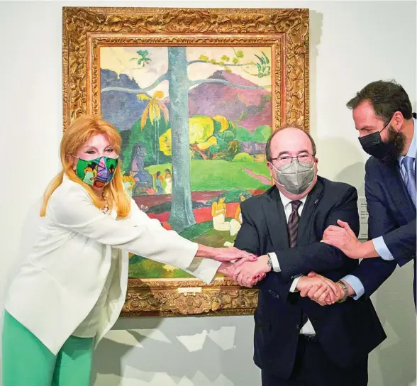  ?? ?? La baronesa Carmen Thyssen junto al ministro de Cultura, Miquel Iceta, y Borja Thyssen. Al fondo, el «Mata Mua» de Paul Gauguin