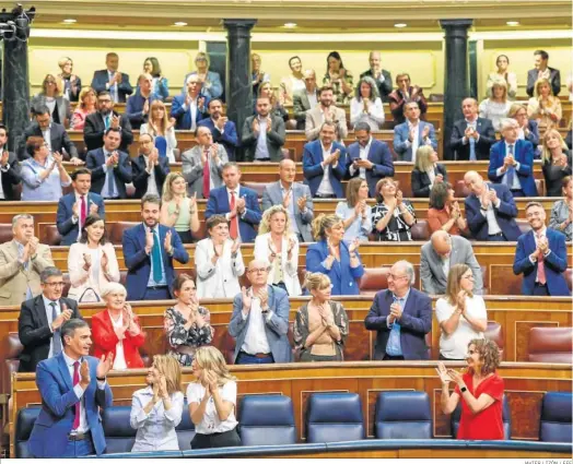  ?? JAVIER LIZÓN / EFE ?? El presidente del Gobierno, Pedro Sánchez, y la ministra de Transporte­s, Movilidad y Agenda Urbana, Raquel Sánchez, tras aprobación de la ley de vivienda.