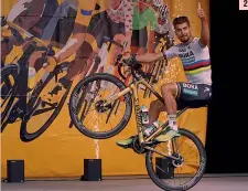  ??  ?? ● 1. Così i tifosi del Tour hanno accolto Froome quando è salito sul palco AFP ● 2. Il tre volte iridato Peter Sagan, 28 anni, ritrova la Francia dopo l’espulsione per la volata con Cavendish: alla sua maniera BETTINI 2