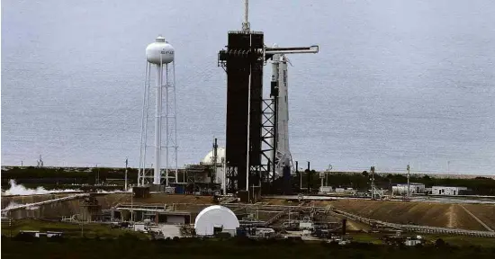  ?? Joe Skipper/Reuters ?? A cápsula Crew Dragon, da Space X, no centro espacial no Cabo Canaveral, Flórida, antes do lançamento adiado por mau tempo