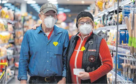  ?? FOTO: NICOLAS ARMER/DPA ?? Die Freunde Heinz und Lucia nehmen am „Single-Shopping“in einem Supermarkt in Volkach teil.