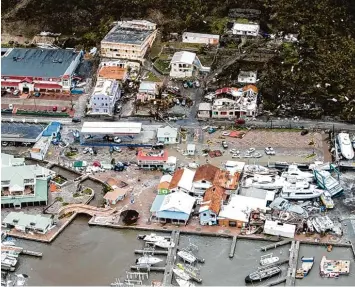  ?? Fotos: dpa ?? Hurrikan Irma ist abgezogen, hat aber große Zerstörung­en hinterlass­en. Das Foto ist auf der Insel Sint Maarten entstanden. Du siehst: Sogar große Boote hat der Sturm „umgeparkt“und Dächer abgedeckt.