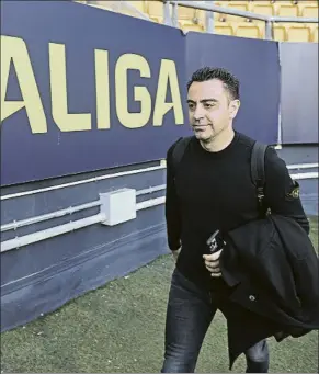  ?? FOTO: M. MONTILLA ?? Xavi, en su llegada a Mirandilla El técnico, sancionado, lo vio desde un palco