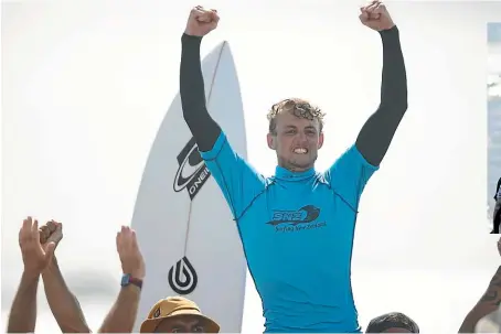  ?? SURFING NZ ?? Left, Taranaki surfer Daniel Farr claimed his first national title on Saturday in a tight competitio­n, part of a set of great results from the region.