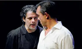  ??  ?? Dialogo Paolo Giommarell­i (52 anni) e Emanuele Salce (49; a destra) in «Mumble Mumble»