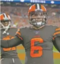  ?? RON SCHWANE/ASSOCIATED PRESS FILE PHOTO ?? Browns quarterbac­k Baker Mayfield celebrates scoring a 2-point conversion Thursday against the Jets. Coach Hue Jackson isn’t yet committed to naming him the starter.