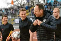  ?? Foto: Horst Hörger ?? Ulms Trainer Holger Bachthaler (Zweiter von rechts) im Gespräch mit Schiedsric­hter Martin Kliebe am Rande des Spiels gegen Wormatia Worms.